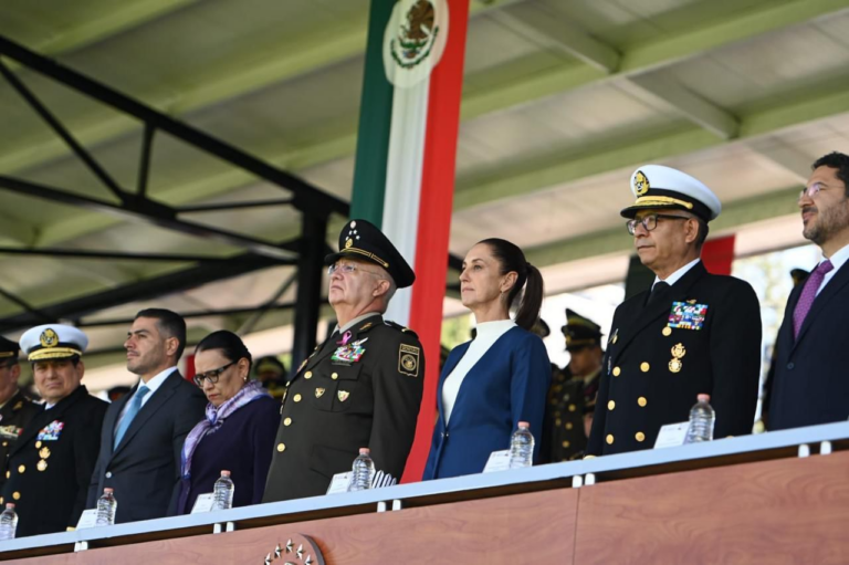 Claudia Sheinbaum recibe la salutación oficial de las Fuerzas Armadas como la primera Presidenta y Comandanta Suprema de México